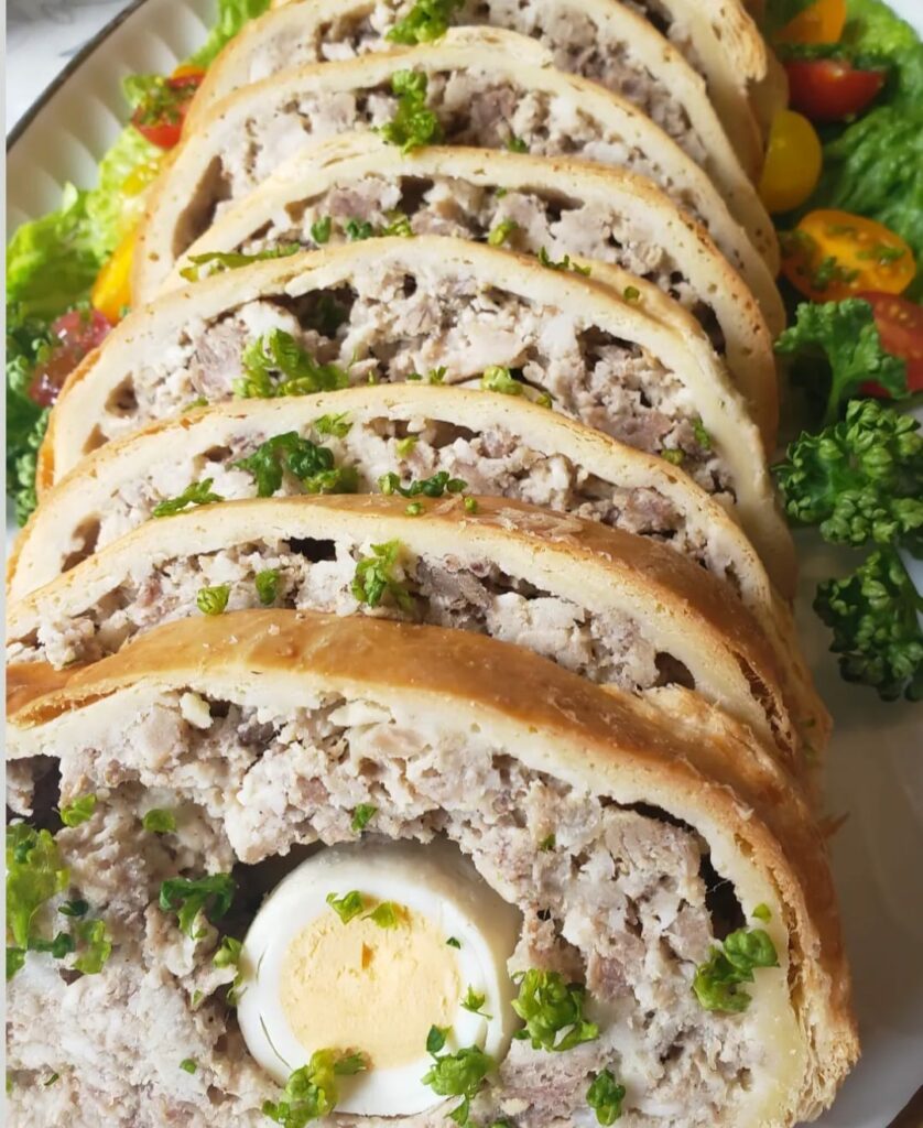 Tranches de pâté de Pâques, pâté en croûte garni d’œuf dur