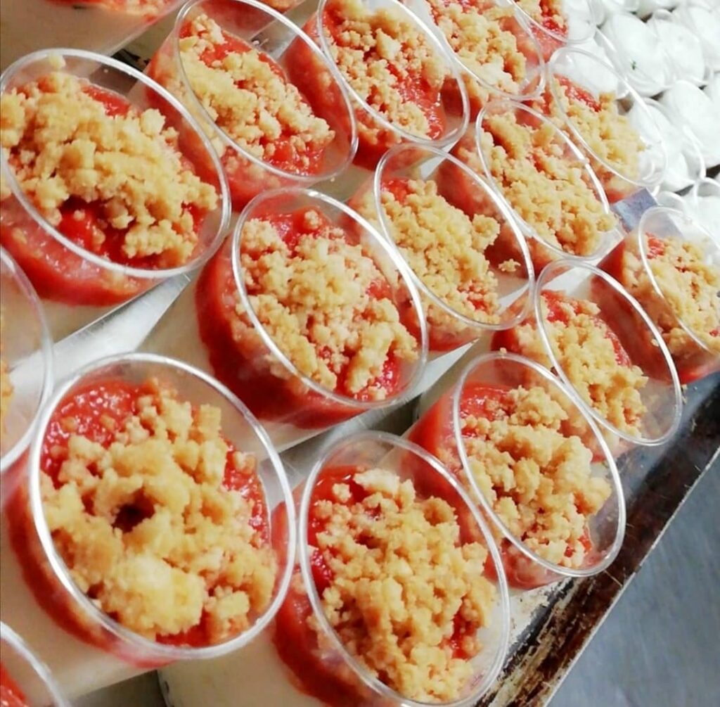 Verrines façon crumble alignées sur un plateau