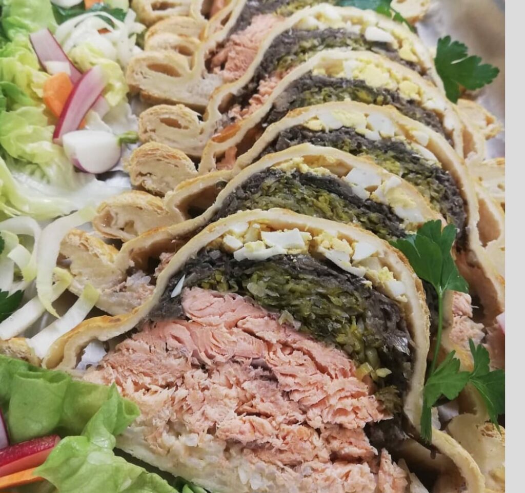 Pièces en croûte tranchées, dressées sur un lit de salade