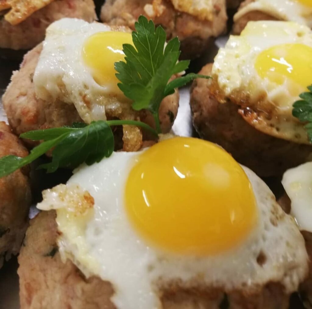 Bouchées apéritives surmontées d’un œuf de caille au plat