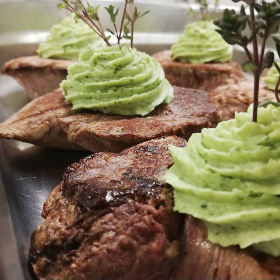 Pièces de bœuf grillées, décor à la poche et brins d’herbes