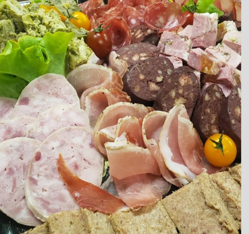 Plateau de charcuterie maison : jambons, terrines et saucisses sèches