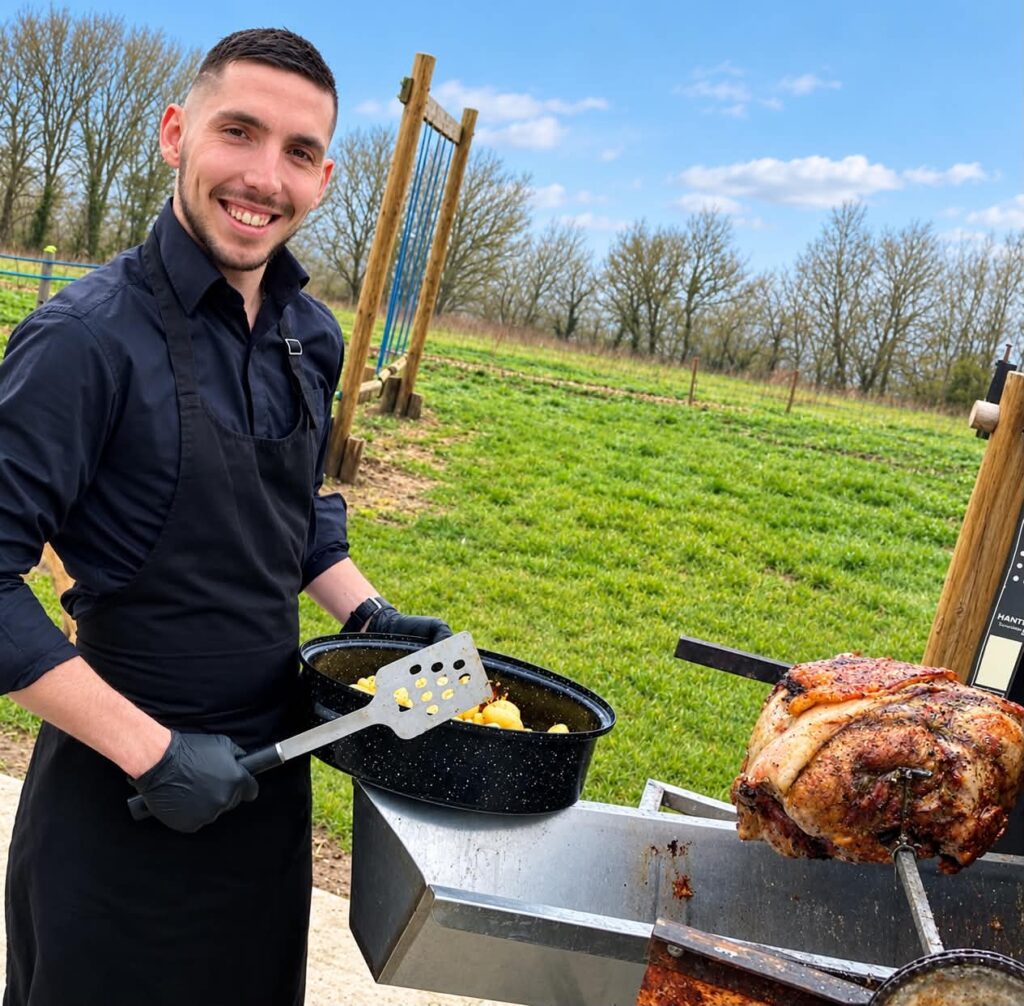 Willy en prestation en plein air, rôti à la broche et pommes de terre sautées