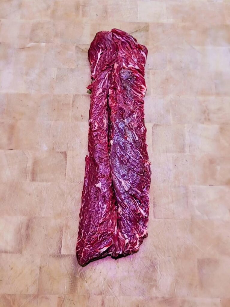 Onglet de bœuf paré sur un billot de boucher