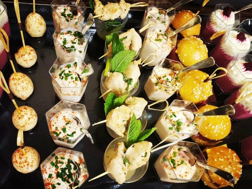 Plateau de pièces cocktail : verrines, mini-brochettes à la menthe, mini-burgers et bouchées apéritives